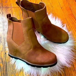 Botines marrones a la moda.